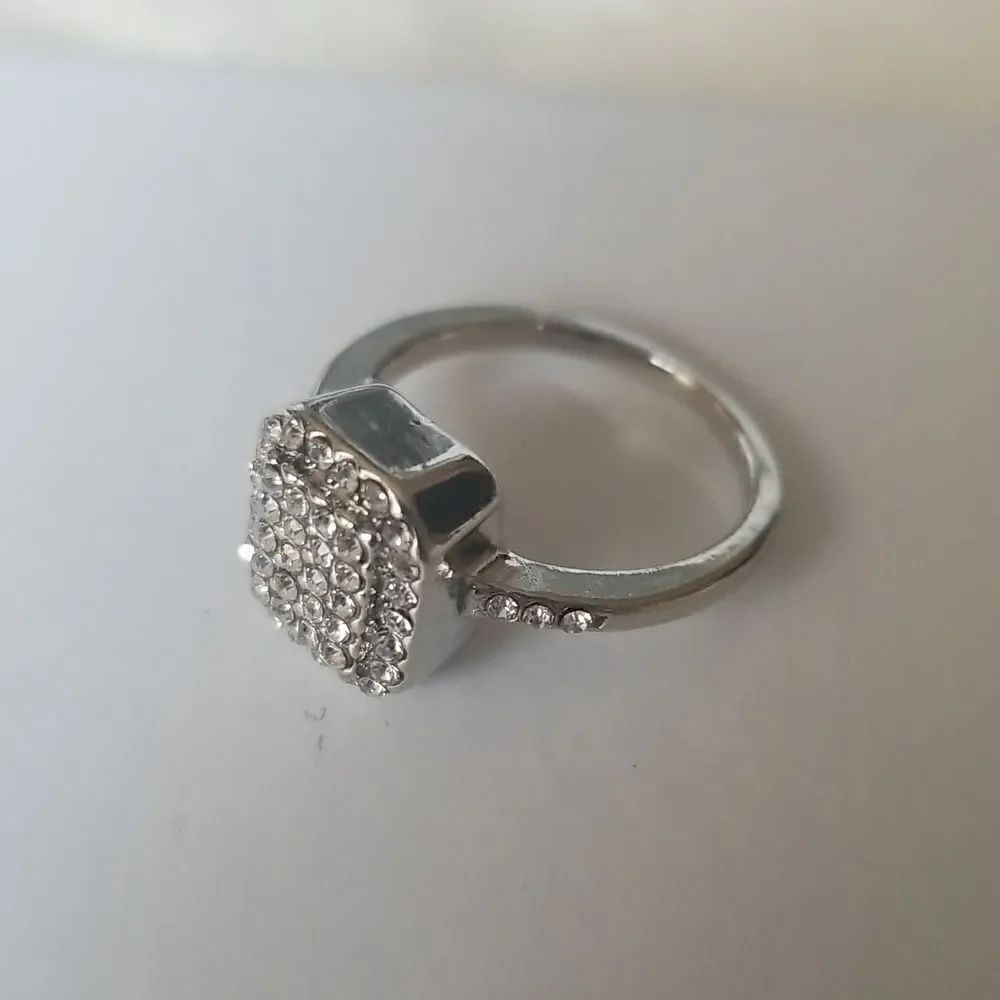 Octoganโshapedโsilverโtoneโsparklyโring